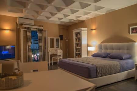 sypialnia z łóżkiem i telewizorem w obiekcie Portogavrio Apartment w mieście Gavrion