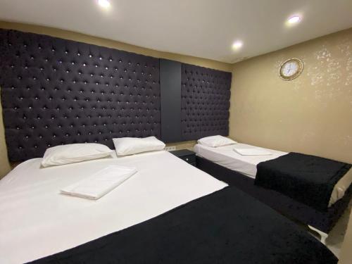Postel nebo postele na pokoji v ubytování Orange Airport Hotel