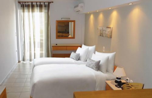 Ένα ή περισσότερα κρεβάτια σε δωμάτιο στο Ξενοδοχείο Αρέθουσα