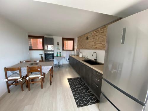 Una cocina o zona de cocina en Red House Accomodation Potenza Picena