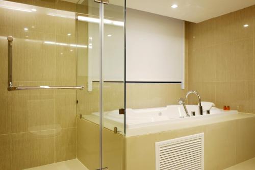 S33 Compact Sukhumvit Hotel tesisinde bir banyo