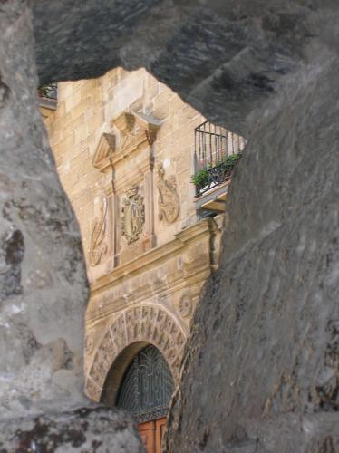a stone building with a door and a window at Hotel Alda Triskel in Sos del Rey Católico