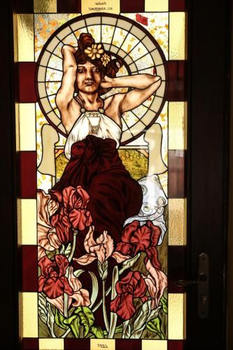 a stained glass window of a woman with roses at Chambre d'hôtes Le Petit Tertre in Dijon