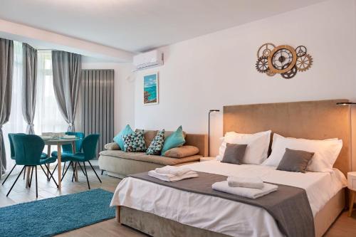 Un pat sau paturi într-o cameră la Studio Capri Spa n Pool Beach resort