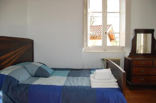 a bedroom with a bed and a dresser and a window at Gestiona2R - Narganes Mar y Montaña, ideal familias in Narganes