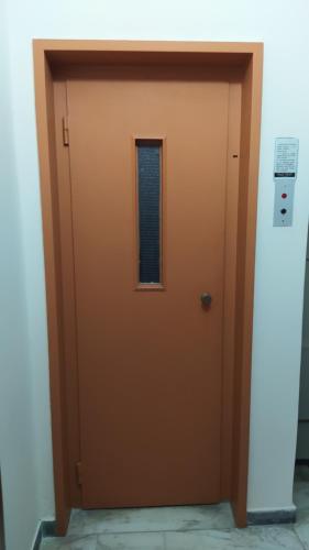 ΜΕ ΘΕΑ ΤΟ ΛΙΜΑΝΙ