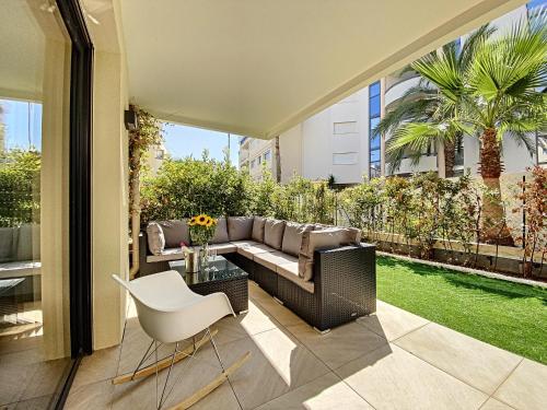 Apartment Palm Beach with a nice swimming pool