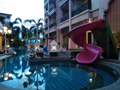 een glijbaan in een zwembad in een hotel bij Wannara Hotel Hua Hin in Hua Hin