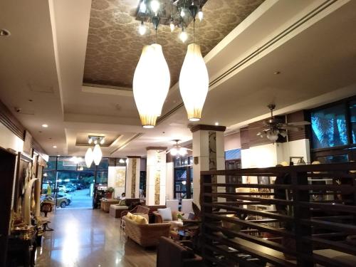 Pokój z kilkoma żyrandolami i piwnicą z winami w obiekcie Wannara Hotel Hua Hin w mieście Hua Hin