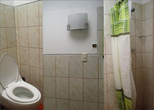 Bathroom sa Hospedaje Familiar Kitamayu Pisac
