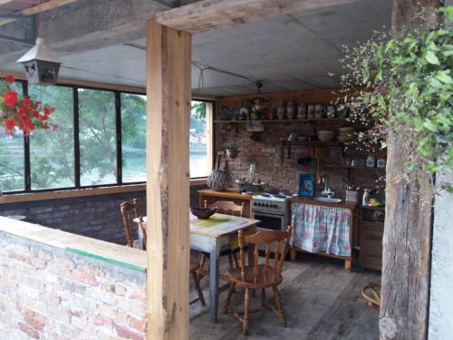 cocina con mesa y sillas en una habitación en Apartmani Memory, en Višegrad