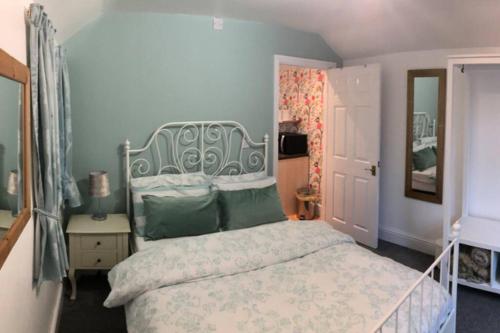 um quarto com uma cama com uma parede azul em Tom and Angela’s Place em Liverpool
