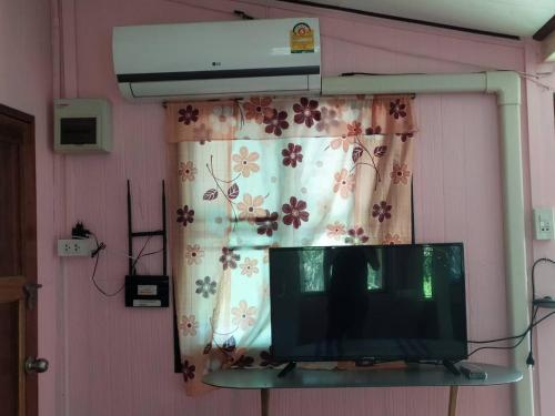 Μια τηλεόραση ή/και κέντρο ψυχαγωγίας στο Ariya Garden Home