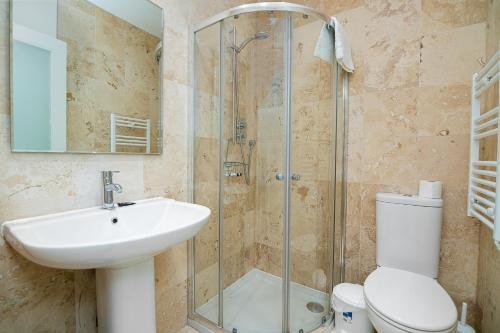 a bathroom with a sink and a toilet and a shower at Modern 1 Bed Flat in Holborn, London for up to 2 people with free wifi in London