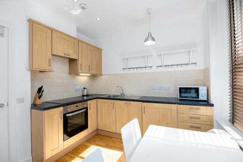 A kitchen or kitchenette at Modern 1 Bed Flat in Holborn, London for up to 2 people with free wifi