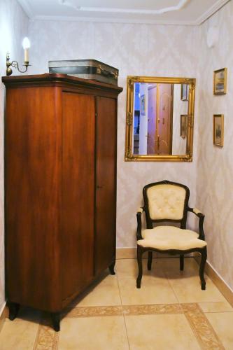 a chair and a mirror in a room at Śnieżka in Krosno