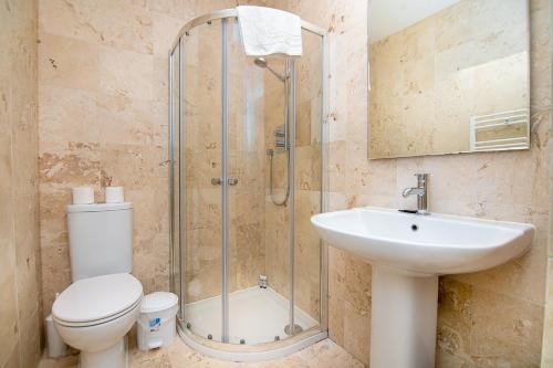 La salle de bains est pourvue de toilettes, d'un lavabo et d'une douche. dans l'établissement Modern 1 Bed Flat in Holborn, London for up to 2 people - with free wifi, à Londres