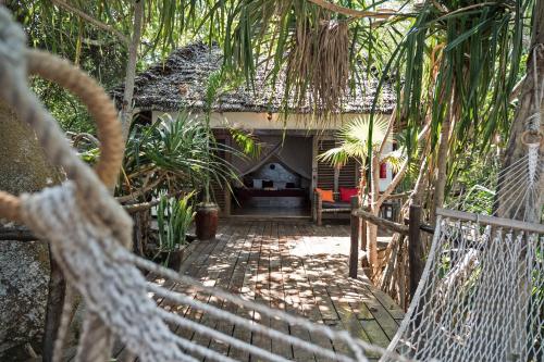 Taman di luar Fumba Beach Lodge