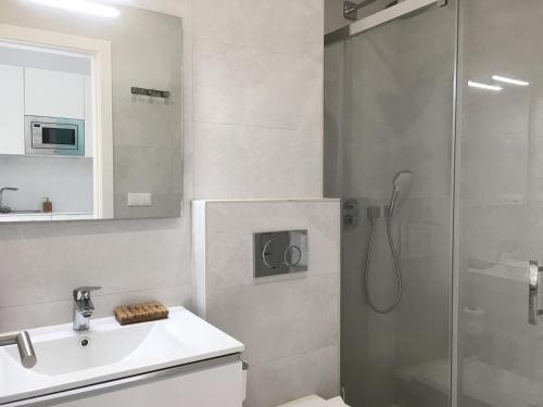 łazienka z prysznicem i umywalką w obiekcie Casita cerca de la playa decorada con amor w mieście Tarifa