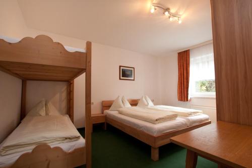 1 Schlafzimmer mit 2 Etagenbetten und einem Fenster in der Unterkunft Appartment Lärchenalm in Sankt Martin am Tennengebirge
