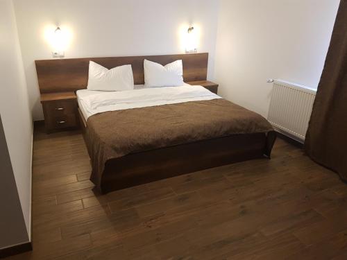 Uma cama ou camas num quarto em Pensiunea CATALINA