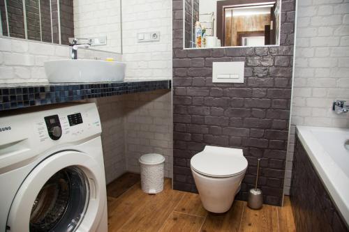 a bathroom with a washing machine and a sink at Lux apartment on Nezalezhnoi Ukrаiny 39-B near Bulvar Shevchenko in Zaporozhye
