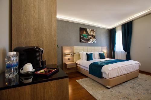 a hotel room with a bed and a desk with a bed sidx sidx at Casa Hrisicos in Constanţa