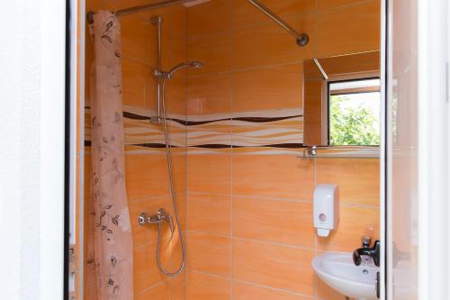 Bilik mandi di Rooms Hercegovka