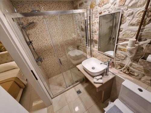 y baño con ducha, lavabo y espejo. en NJ Corfu Kalypso Apartment en Corfú