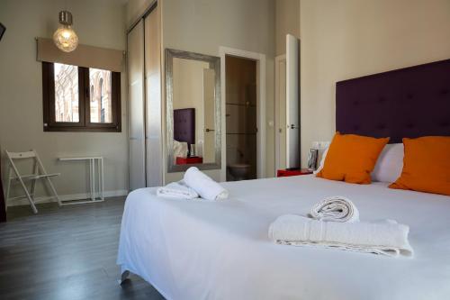 Postel nebo postele na pokoji v ubytování Triana Suite Dreams