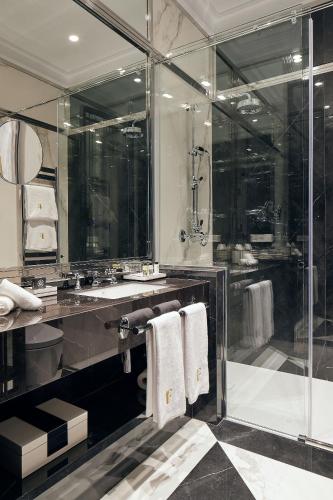 a bathroom with a glass shower and a sink at Hotel Boutique Villa Favorita in Donostia-San Sebastián