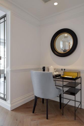 a desk with a chair and a mirror at Hotel Boutique Villa Favorita in Donostia-San Sebastián