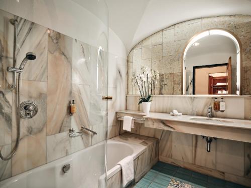 Koupelna v ubytování Hotel Pichlmayrgut