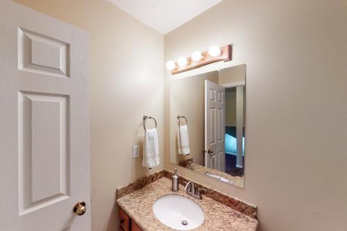La salle de bains est pourvue d'un lavabo et d'un miroir. dans l'établissement Skier's Four-Leaf Clover, à Cottonwood Heights