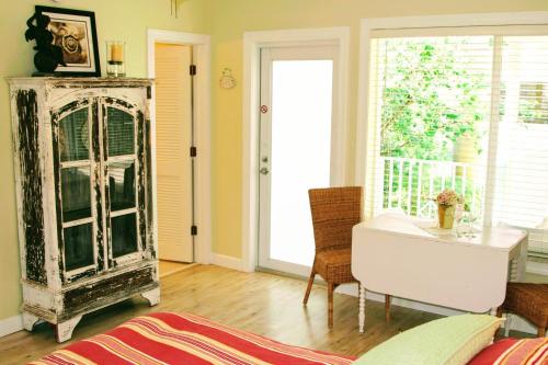 a living room with a table and a white cabinet at Villa Venezia in Fort Lauderdale