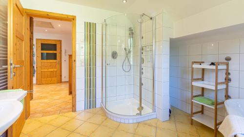 La salle de bains est pourvue d'une douche et d'une baignoire. dans l'établissement Ferienwohnung Neuper, à Bad Mitterndorf