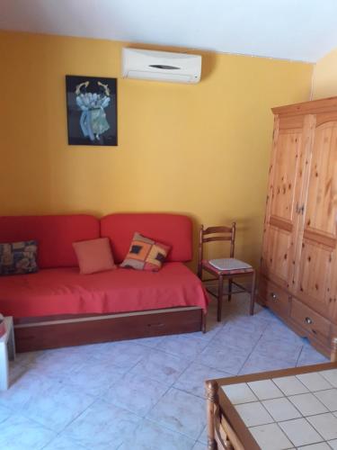 - un salon avec un canapé rouge et une chaise dans l'établissement tres beau T1, à Hyères