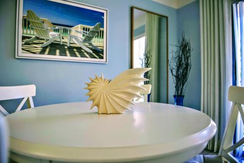 a dining room with a white table and chairs at Villa Venezia in Fort Lauderdale