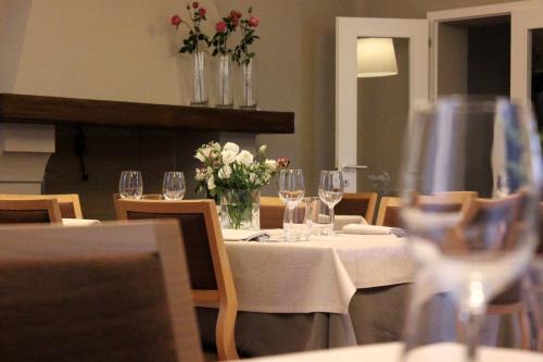a table with wine glasses and flowers on it at Il Cardello Locanda in Casola Valsenio