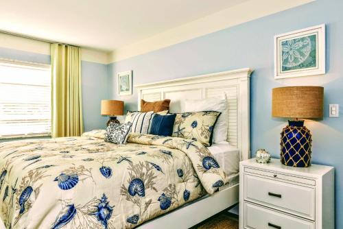 a bedroom with a bed and two lamps on a nightstand at Villa Venezia in Fort Lauderdale