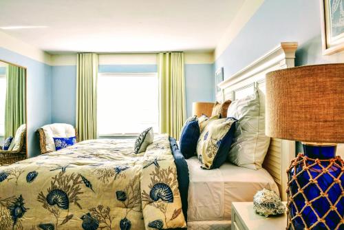 a bedroom with a bed and a window at Villa Venezia in Fort Lauderdale