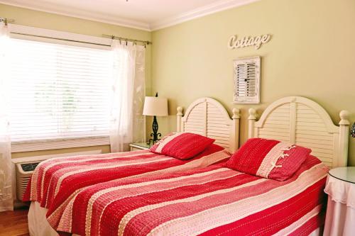 two beds sitting next to each other in a bedroom at Villa Venezia in Fort Lauderdale