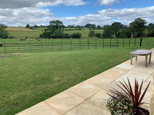 Κήπος έξω από το Weatherhead Farm