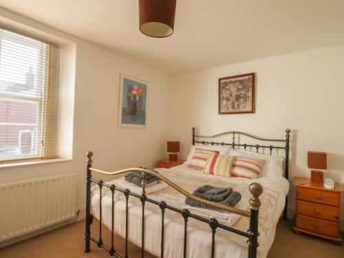 1 dormitorio con cama y ventana en All Saints View, en Cockermouth
