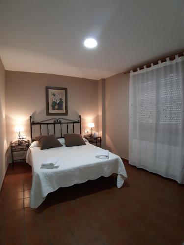 Ένα ή περισσότερα κρεβάτια σε δωμάτιο στο Hostal Gúdar