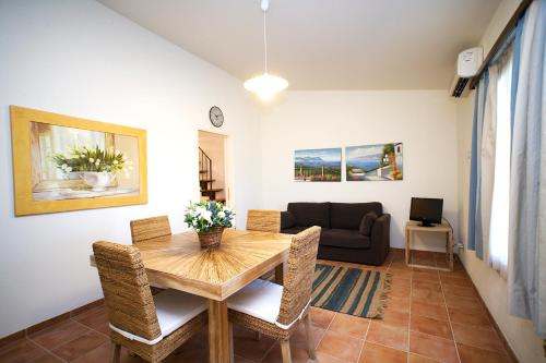 sala de estar con mesa y sofá en Il Baio Relais & Natural Spa, en Camporoppolo