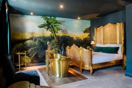 ein Schlafzimmer mit einem Gemälde, einem Bett und einer Badewanne in der Unterkunft Le Petit Chateau & William de Percy in Otterburn