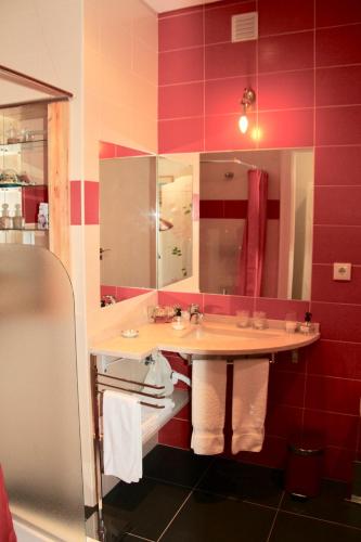 a bathroom with a sink and a mirror at Casa do Balcão in Alcains