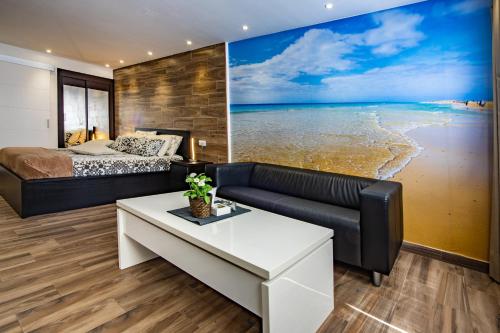 Schlafzimmer mit einem Bett und Strandblick in der Unterkunft Suite del Mar 3 Jandia in Playa Jandia