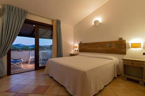 A bed or beds in a room at Porto Giunco Residence